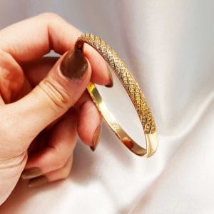 دستبند النگویی زنانه نگین دار طرح شیاری مورب ژوپینگ مدل XUPING 2037 وکسوز