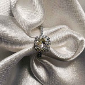 انگشتر زنانه تک نگین بزرگ طرح سنگ ریز دورچین مدل RING 1789 وکسوز