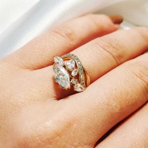 انگشتر زنانه نگین دار طرح تاج گل ژوپینگ مدل XUPING 2056 وکسوز