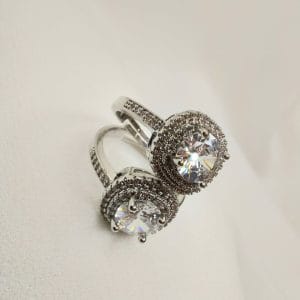 انگشتر زنانه تک نگین طرح دو ردبف سنگ اتمی دورچین مدل RING 2664 فروشگاه وکسوز