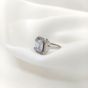 انگشتر زنانه مربع نگین دار بزرگ با دورچین نگین کوچک مدل RING 3146 وکسوز