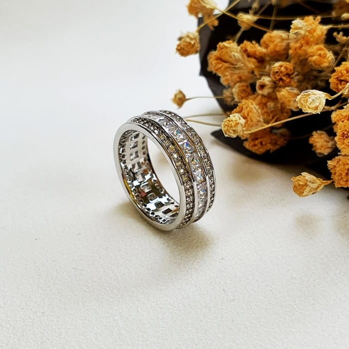 انگشتر زنانه دور نگین باگتی و اتمی مدل RING 5089 در گالری وکسوز انگشتر زنانه دور نگین باگتی و اتمی مدل RING 5089 در گالری وکسوز