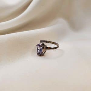 انگشتر زنانه تک نگین اشک طرح مارپیچ با دورچین نگین اتمی مدل RING 5470 در گالری وکسوز