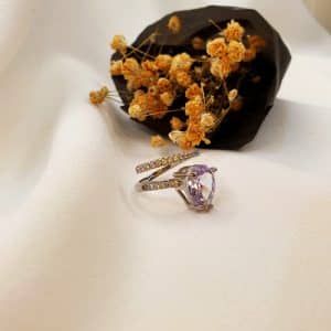 انگشتر زنانه تک نگین اشک طرح مارپیچ با دورچین نگین اتمی مدل RING 5470 در گالری وکسوز