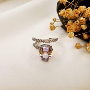 انگشتر زنانه تک نگین اشک طرح مارپیچ با دورچین نگین اتمی مدل RING 5470 در گالری وکسوز