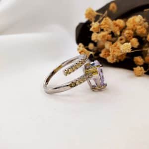 انگشتر زنانه تک نگین اشک طرح مارپیچ با دورچین نگین اتمی مدل RING 5470 در گالری وکسوز