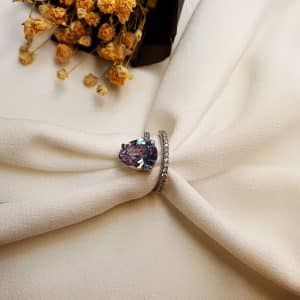انگشتر زنانه تک نگین اشک طرح مارپیچ با دورچین نگین اتمی مدل RING 5470 در گالری وکسوز