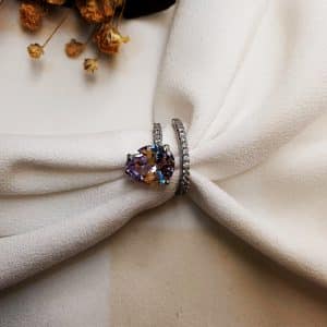 انگشتر زنانه تک نگین اشک طرح مارپیچ با دورچین نگین اتمی مدل RING 5470 در گالری وکسوز
