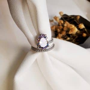 انگشتر زنانه تک نگین اشک طرح مارپیچ با دورچین نگین اتمی مدل RING 5470 در گالری وکسوز