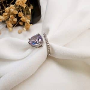 انگشتر زنانه تک نگین اشک طرح مارپیچ با دورچین نگین اتمی مدل RING 5470 در گالری وکسوز