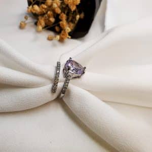 انگشتر زنانه تک نگین اشک طرح مارپیچ با دورچین نگین اتمی مدل RING 5470 در گالری وکسوز