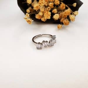 انگشتر زنانه نگین باگتی ساده مدل RING 5524 در گالری وکسوز